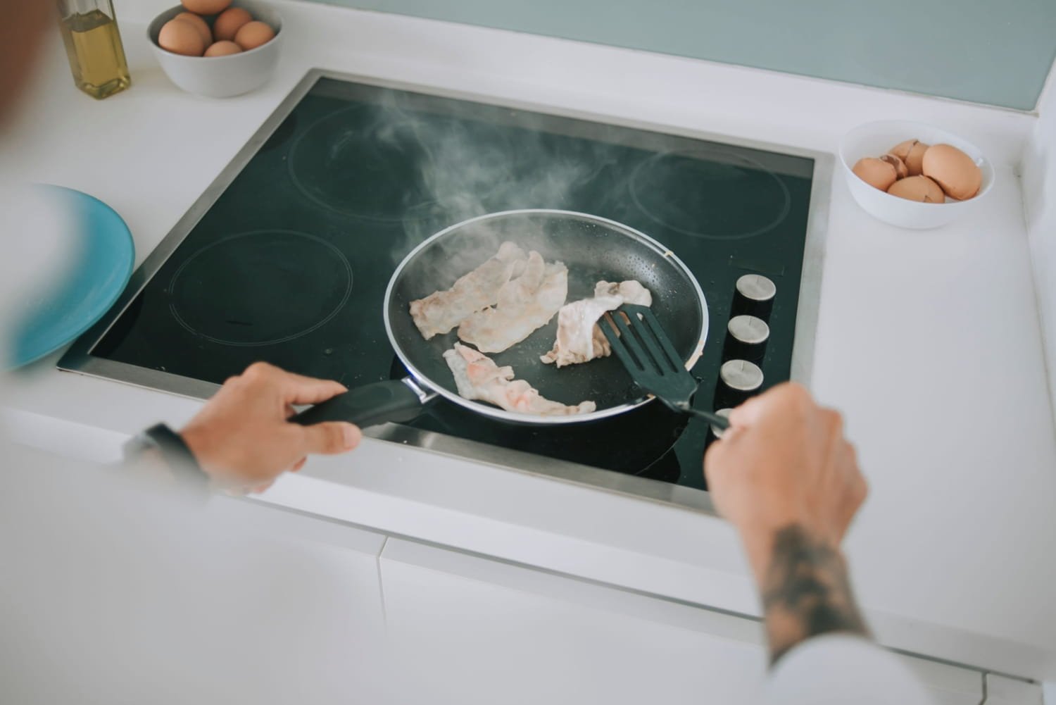 do you cook bacon with oil