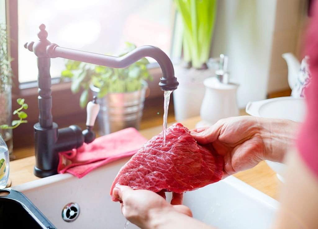 do chefs wash meat before cooking