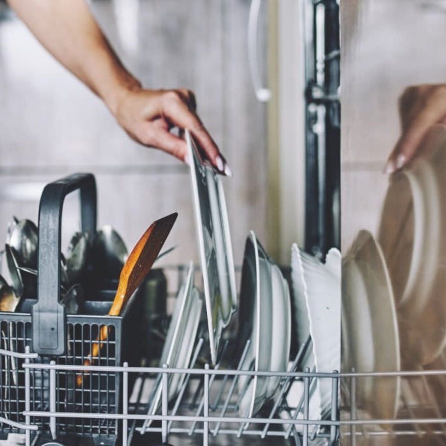 Do You Need Rinse Aid With Dishwasher Tablets? Key Points To Consider