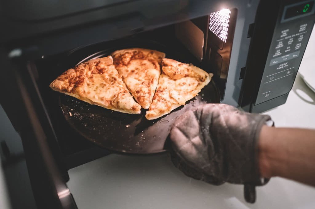 reheat pizza in the microwave